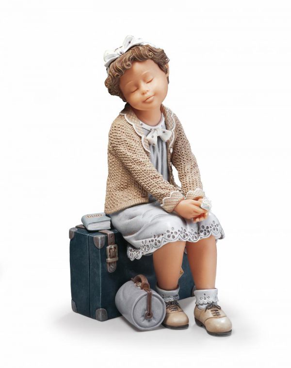 נערה של נדאל יושבת על מזוודה ומחכה nadal