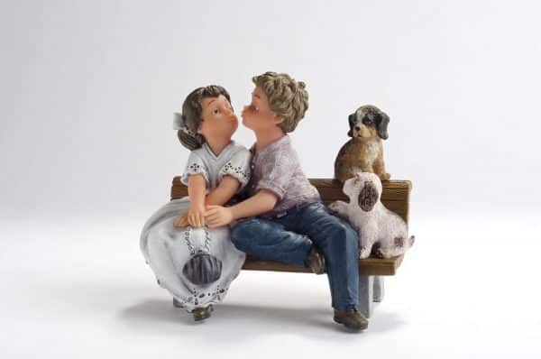 זוג ילדים על ספסל עם כלבים של חברת נדאל