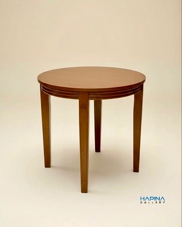 שולחן צד עגול מעץ חום בהיר