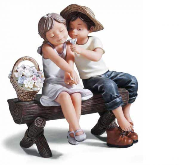 ילדים נדאל יושבים על ספסל עם פרחים וכובע