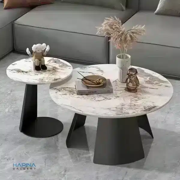 זוג שולחנות עגולים שחורים ושיש