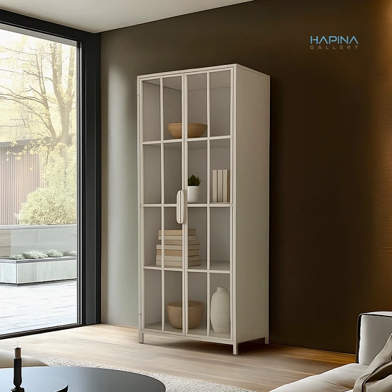 ויטרינה בצבע שמנת דלתות זכוכית