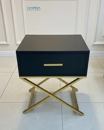 שידת צד ליד המיטה בצבע שחור וזהב