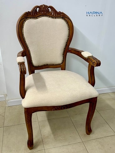 כיסא בסגנון עתיק עם ידיות