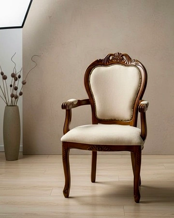 כיסא בסגנון עתיק עם ידיות