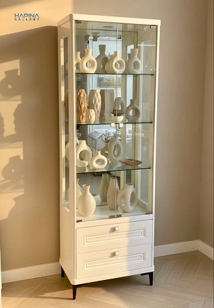 ויטרינה לסלון לבן עם רגליים שחורות